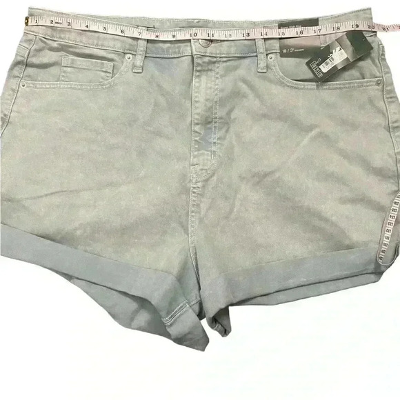 Wild Fable NWT Super High-Rise Rolled Cuff Shorts Size 18 R - Picture 4 of 7